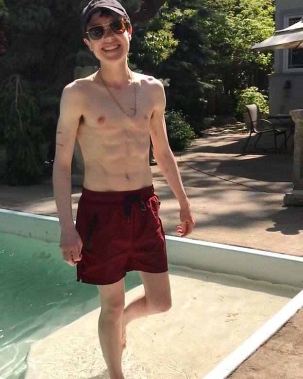 Elliot Page之後更在IG發佈自己首次穿著泳褲的照片，他已接受切除乳房手術
