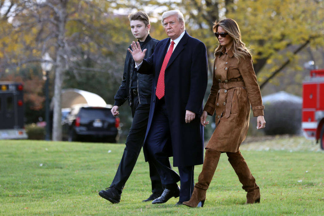 特朗普跟Melania 所生的小兒子巴倫,今年只13歲,做得特朗普的孫仔。他已經跟 特朗普跟Melania 所生的小兒子巴倫,今年只13歲,做得特朗普的孫仔。他已經跟