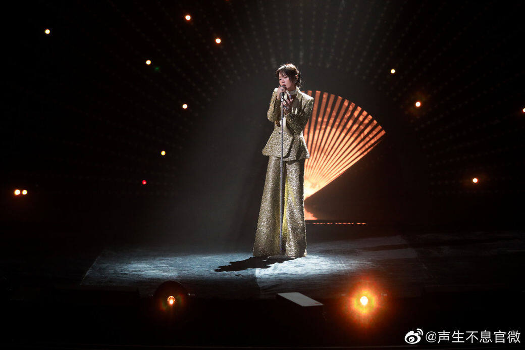 周筆暢是曾經在港發展的內地歌手,本身在深圳長大的她,早在2009年便簽 周筆暢是曾經在港發展的內地歌手,本身在深圳長大的她,早在2009年便簽