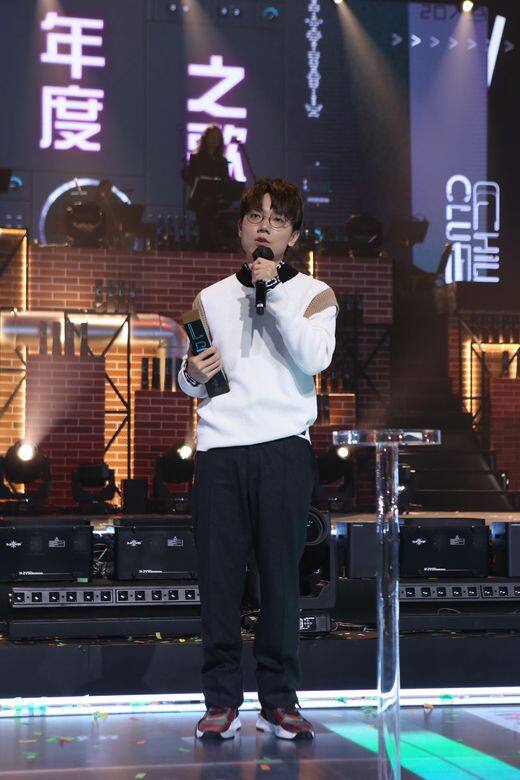 是次頒獎禮,不得不提「林家謙現象」,他一人囊括十大金曲、年度唱作歌手、作 是次頒獎禮,不得不提「林家謙現象」,他一人囊括十大金曲、年度唱作歌手、作