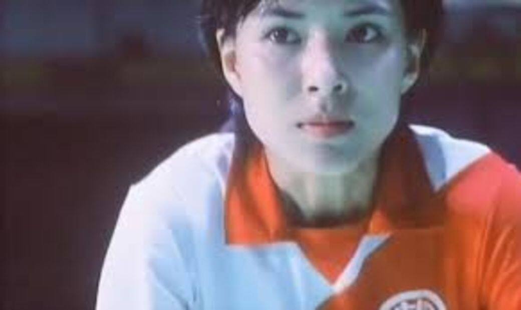 李若彤在90年代初被杜琪峯發掘加入影圈,次年便參演《青春火花》成為女 李若彤在90年代初被杜琪峯發掘加入影圈,次年便參演《青春火花》成為女