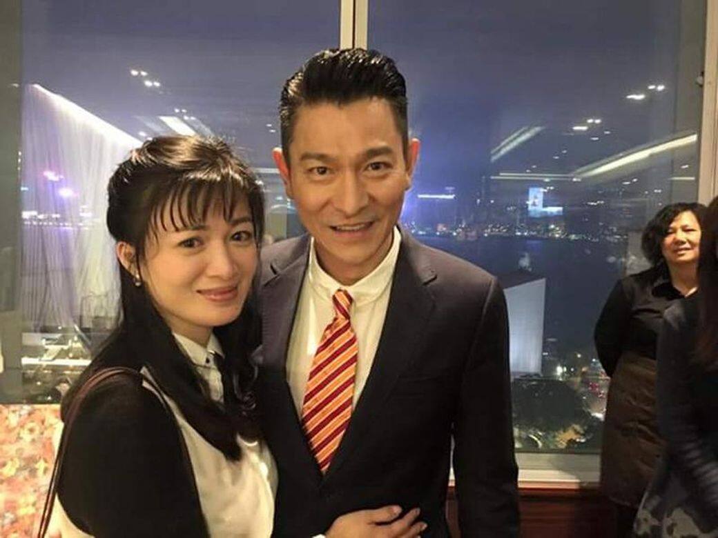 陳少霞17歲時已演出電影《哥哥的情人》受到注目,在參演《青春火花》的同一 陳少霞17歲時已演出電影《哥哥的情人》受到注目,在參演《青春火花》的同一