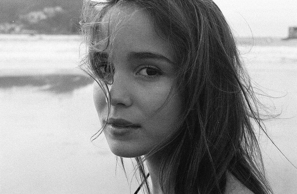 真正的Alba Baptista,是一位1997年出生的新生代葡萄牙藉女演員,天生女主角命,演 真正的Alba Baptista,是一位1997年出生的新生代葡萄牙藉女演員,天生女主角命,演