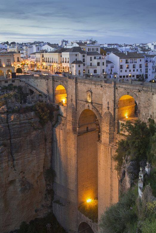 其中編輯最愛於第六集亮相、興建於高聳斷崖之上的小市鎮Ronda,市內重要 其中編輯最愛於第六集亮相、興建於高聳斷崖之上的小市鎮Ronda,市內重要