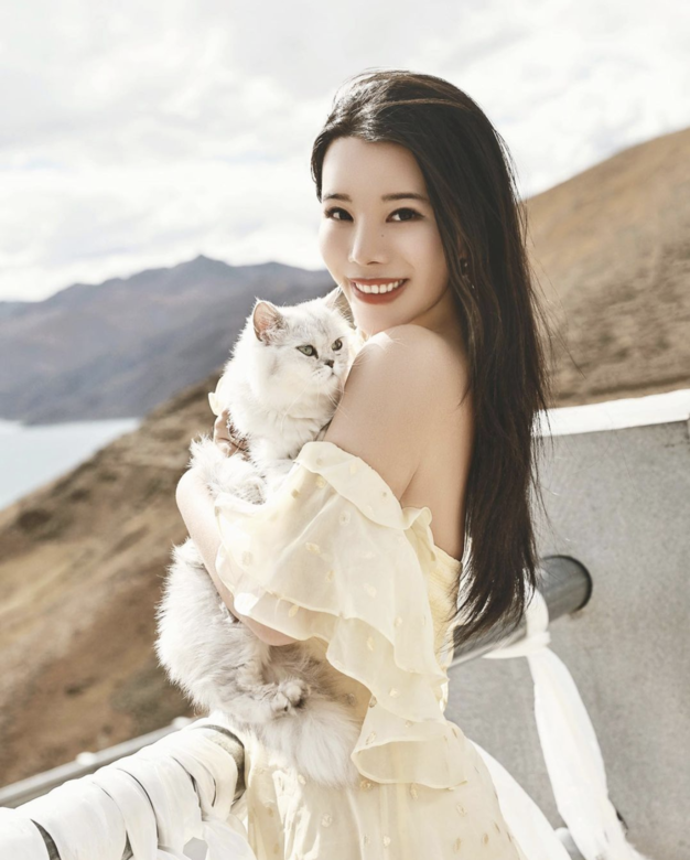 余晚晚是亞洲最大木門製造商「夢天集團」太子女,父親是「夢天集團」的始創 余晚晚是亞洲最大木門製造商「夢天集團」太子女,父親是「夢天集團」的始創