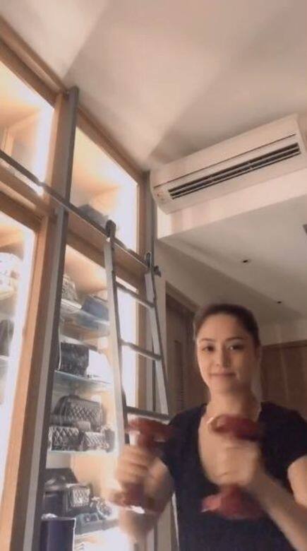 阿嬌炫富晒手袋 阿嬌炫富晒手袋