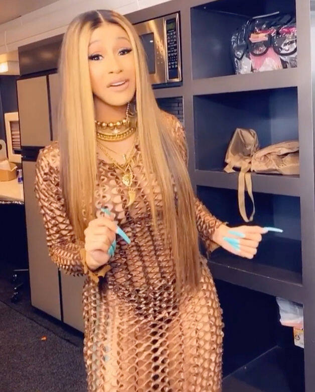 Cardi B 直播撐中國 Cardi B 直播撐中國