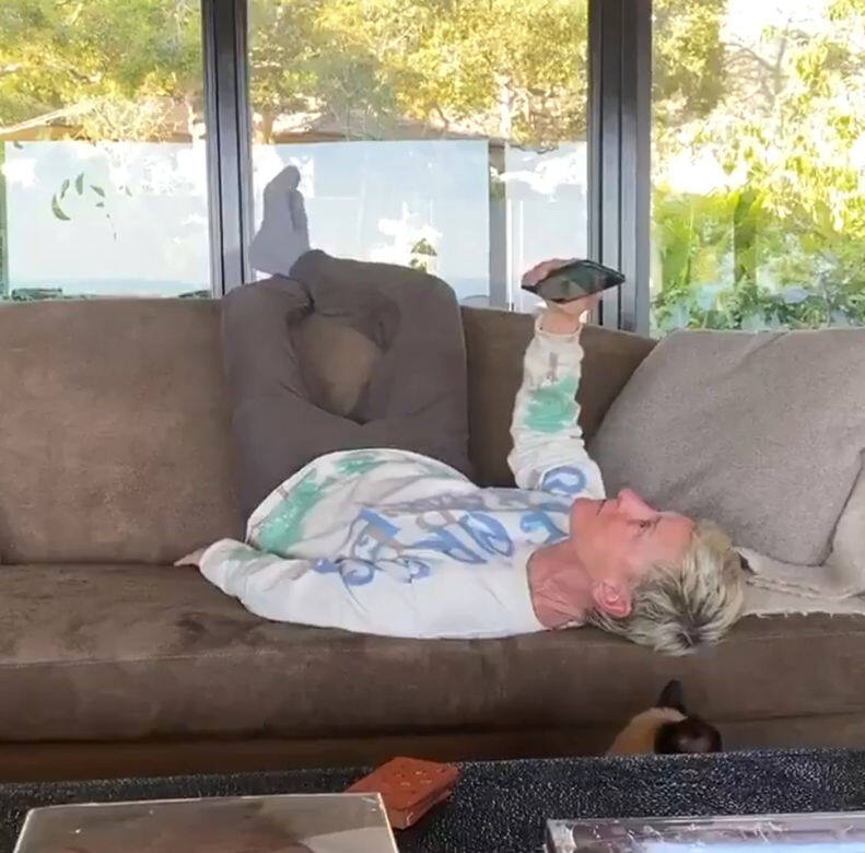 Ellen DeGeneres 無聊玩電話 Ellen DeGeneres 無聊玩電話