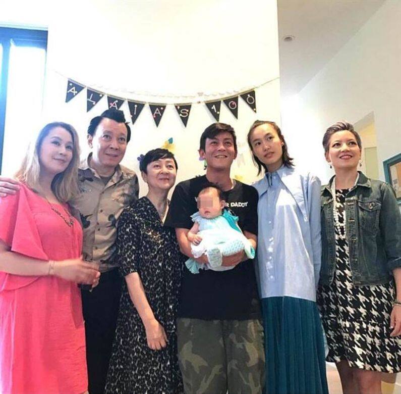 「夫妻之實」,當然是指兩人已經擁有一個女兒!曾有外國造型師在網上公開 「夫妻之實」,當然是指兩人已經擁有一個女兒!曾有外國造型師在網上公開