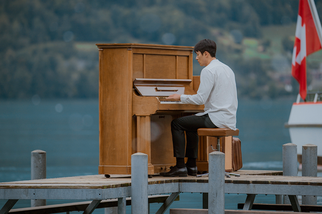 在《愛的迫降》中，玄彬飾演的利正赫本來想當職業鋼琴家，但事與願為，結果
