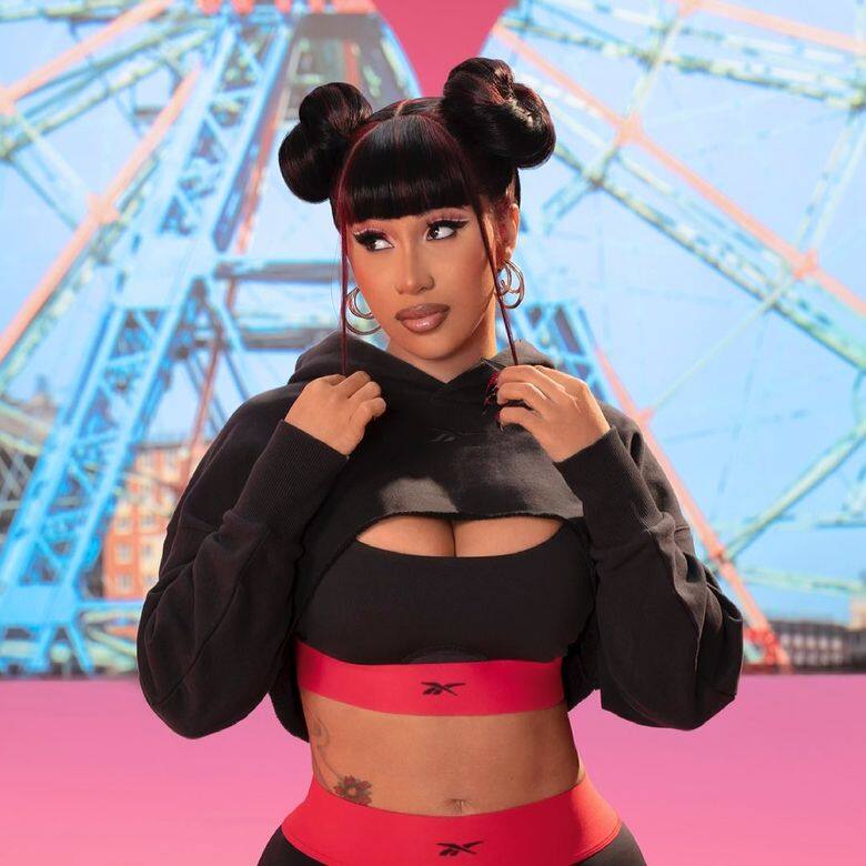 Cardi B 曾公開表示自己是《安眠書店》的Fans ,不但經常於Twitter與男主角Penn Badgley公開 Cardi B 曾公開表示自己是《安眠書店》的Fans ,不但經常於Twitter與男主角Penn Badgley公開