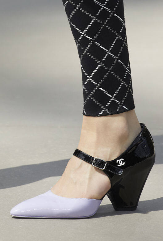 提到「拼色」,又怎能忽略Chanel的 2 tone shoes?本季不論尖頭高跟鞋款又或短靴,都加 提到「拼色」,又怎能忽略Chanel的 2 tone shoes?本季不論尖頭高跟鞋款又或短靴,都加