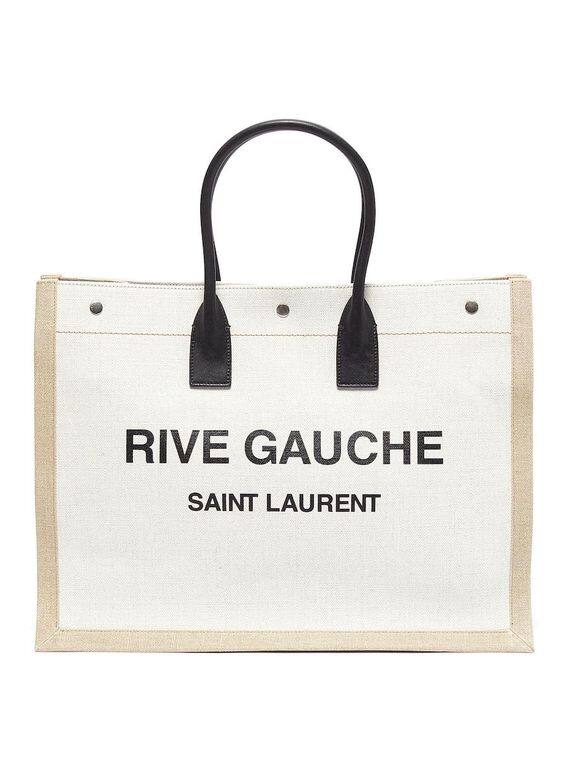 手挽布袋上印有Rive Gauche字款,款式簡潔大方。手袋由三顆鈕釦貼緊,內裡同樣 手挽布袋上印有Rive Gauche字款,款式簡潔大方。手袋由三顆鈕釦貼緊,內裡同樣