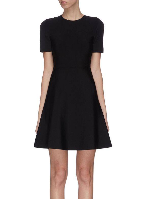 很多品牌都有出產它的little black dress,這款修腰的日常小黑裙最值得購入,直接 很多品牌都有出產它的little black dress,這款修腰的日常小黑裙最值得購入,直接