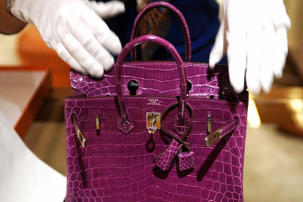 每個 Hermès Birkin 手袋都是 Hermès 品牌內的自家工匠,花時足足48個小時人手製 每個 Hermès Birkin 手袋都是 Hermès 品牌內的自家工匠,花時足足48個小時人手製