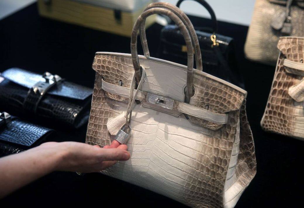 全世界最貴的 Birkin bag 便是「Himalaya」款式,2017年於香港佳士得 Christie 春季拍賣以破紀錄 全世界最貴的 Birkin bag 便是「Himalaya」款式,2017年於香港佳士得 Christie 春季拍賣以破紀錄