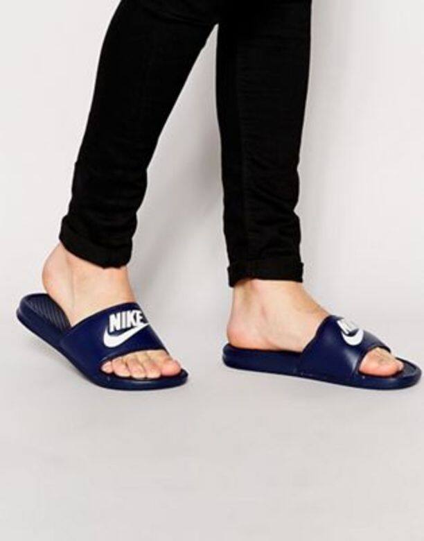 相信喜歡低調簡約風格的女生會愛上這款Nike深藍色拖鞋。