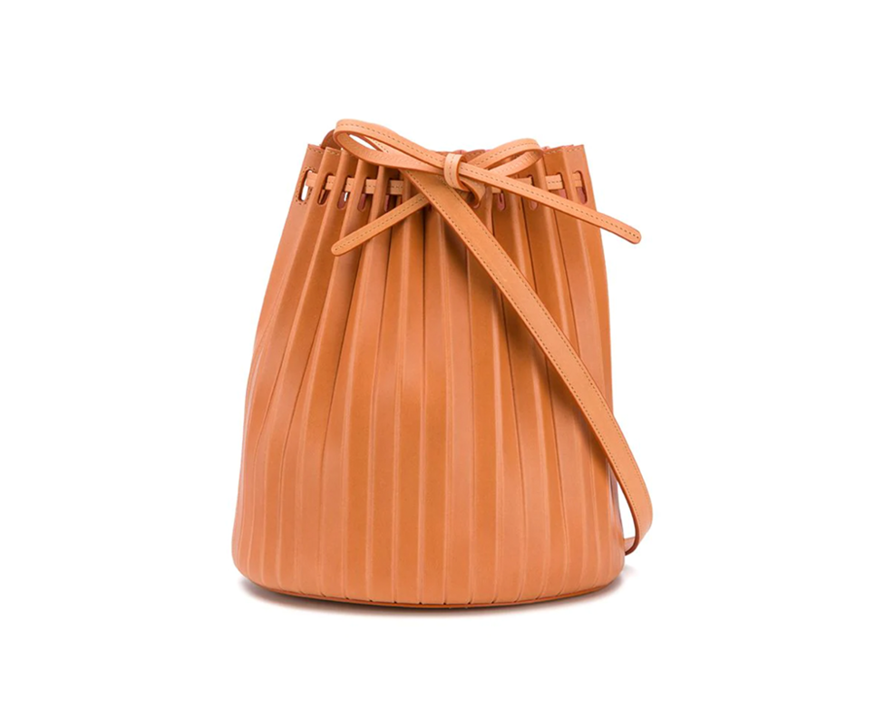 除了上文提及的經典水桶包款式,作為帶起熱潮的Mansur Gavriel當然有變奏版的 除了上文提及的經典水桶包款式,作為帶起熱潮的Mansur Gavriel當然有變奏版的
