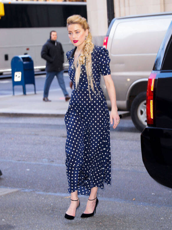 Amber Heard的辮子造型很可愛，加上一條藍白波點裙顯得青春有活力，儼如一個
