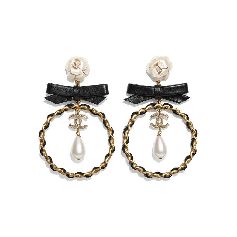 綴山茶花、皮革蝴蝶結、金屬雙C標誌及珍珠圈狀耳環($13,200 Chanel)