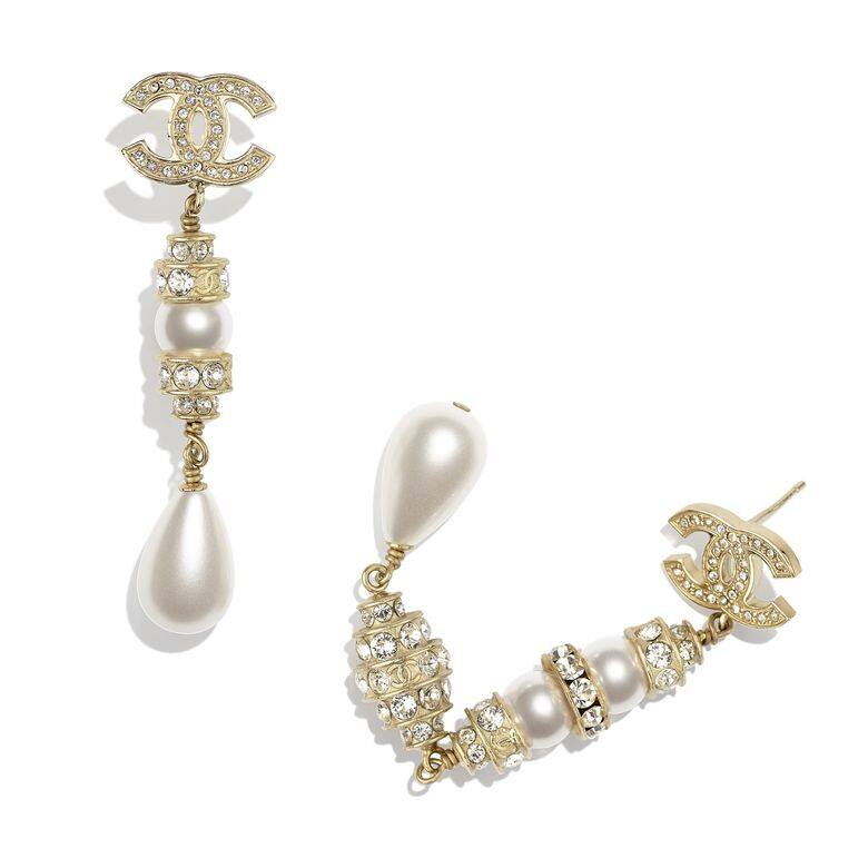 閃石雙C標誌珍珠長耳環($4,400 Chanel)