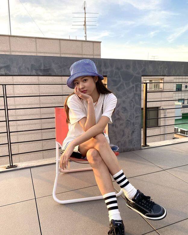 休閒的穿搭再搭配一個富有設計感的帽子也是小隻女顯高的秘訣之一 休閒的穿搭再搭配一個富有設計感的帽子也是小隻女顯高的秘訣之一