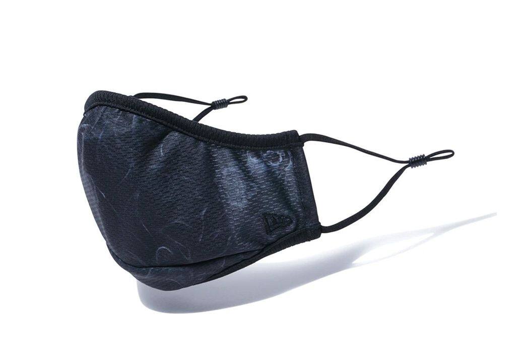 近日，品牌Yohji Yamamoto再與New Era®合作，共創擁有吸濕排汗的Coolera™ 技術的口罩設計，口