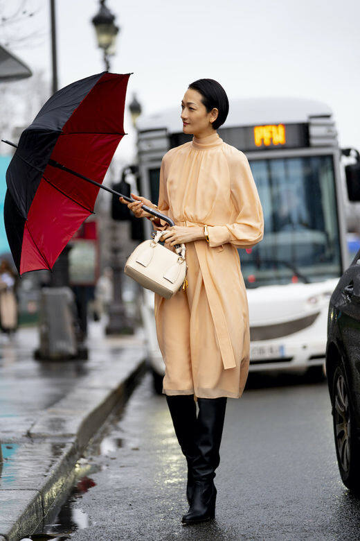 日本名模富永愛為大家示範：一雙超長皮靴除了修長腿型也能遮風擋雨