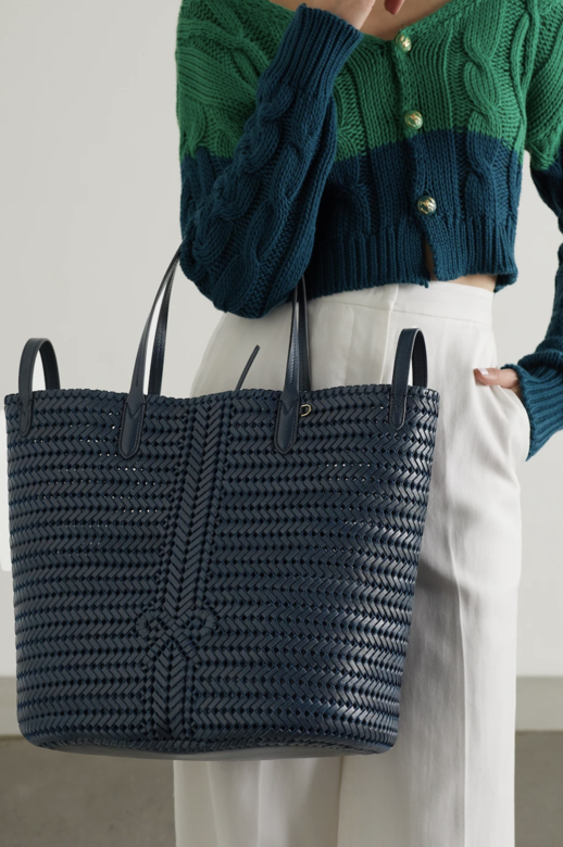 Anya Hindmarch的「Neeson」手提袋需耗時12個小時以上。它由柔軟的皮革條子手工製成，並