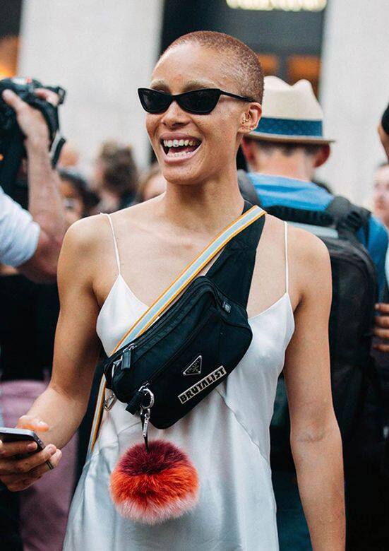 由Adwoa Aboah、Kim Kardashian West、Bella Hadid和不計其數的It-girls大力吹捧下,Prada改革版徽標手袋再 由Adwoa Aboah、Kim Kardashian West、Bella Hadid和不計其數的It-girls大力吹捧下,Prada改革版徽標手袋再