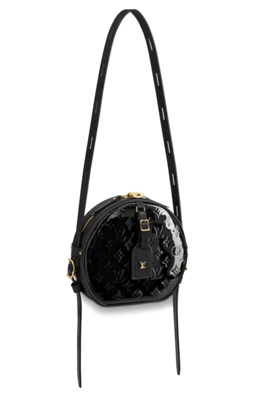 亮面的黑色漆皮十分霸氣，手袋面上印有LV的立體經典商標，低調又奢華。