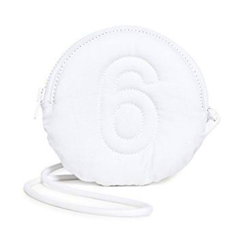 純白手袋上繡有「6」字的外框線，相當獨特。