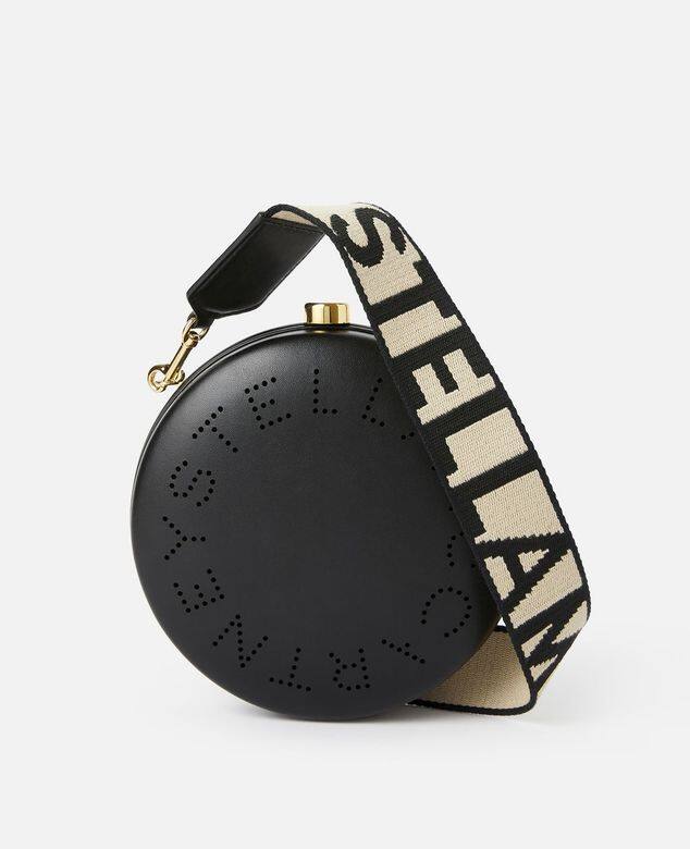 Stella McCartney的這款手袋，是強調個性的最佳選擇。把商標鮮明地印在肩帶和手袋