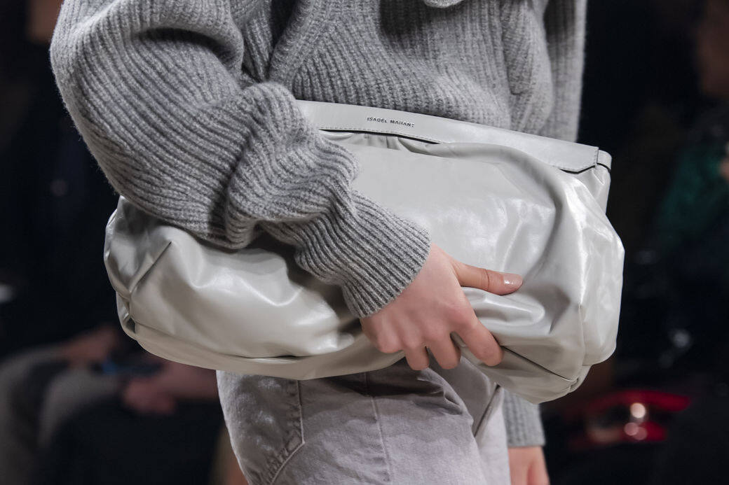 近幾季已興起休閒感重的軟皮手袋，這個風潮蔓延到clutch bag上。一般的clutch bag