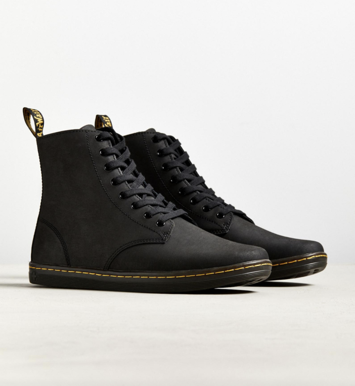 Dr. Martens. 的輕質Tobias靴子採用絨面革塗層皮革,具有蠟質感,並帶有微微光澤。它 Dr. Martens. 的輕質Tobias靴子採用絨面革塗層皮革,具有蠟質感,並帶有微微光澤。它