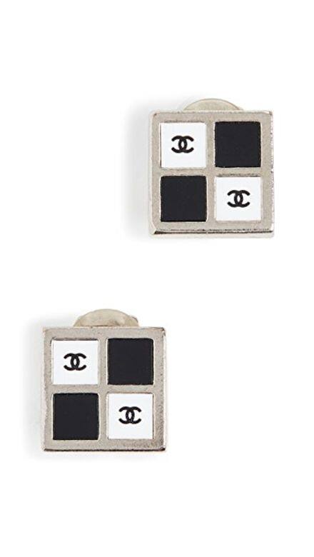 Chanel銀色方形耳環HK$4,285 Chanel銀色方形耳環HK$4,285
