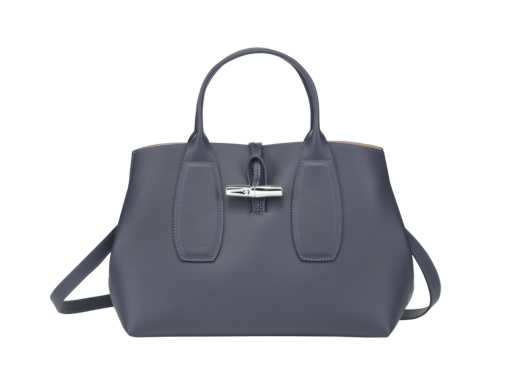 尺寸:(H23.5×W30×D12cm)小巧外型下,這個Longchamp Penelope手袋有著超大容量。束繩細 尺寸:(H23.5×W30×D12cm)小巧外型下,這個Longchamp Penelope手袋有著超大容量。束繩細