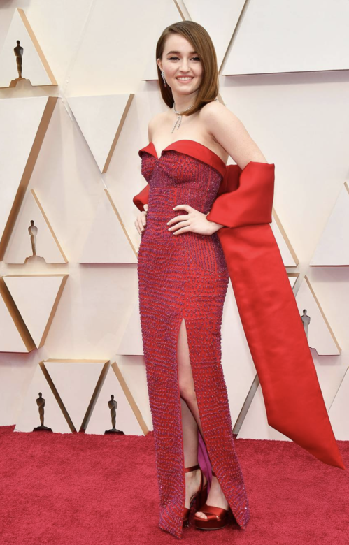 Kaitlyn Dever以一身奪目紅色禮服出場,其來自Louis Vuitton跟Red Carpet Green Dress合作的作品,晚禮 Kaitlyn Dever以一身奪目紅色禮服出場,其來自Louis Vuitton跟Red Carpet Green Dress合作的作品,晚禮