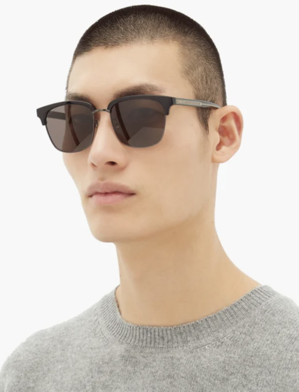 Gucci黑色方形鏡框太陽眼鏡,具有明顯的複古感,成為品牌AW18 系列的亮點 Gucci黑色方形鏡框太陽眼鏡,具有明顯的複古感,成為品牌AW18 系列的亮點