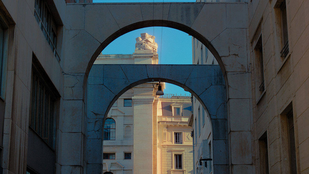 這部概念影片拍攝於歷史悠久的米蘭建築Rotonda Della Besana，寄情於這座古老城市