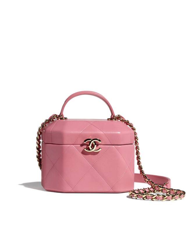 Chanel Vanity Case手袋向來受歡迎,不像經典的圓角四方形款,這款皮革製的Chanel Vanity Case Chanel Vanity Case手袋向來受歡迎,不像經典的圓角四方形款,這款皮革製的Chanel Vanity Case