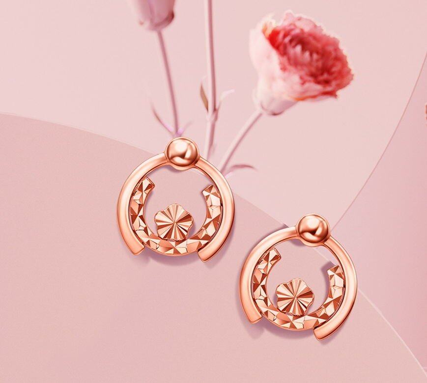 母親節禮物2021:周大福18K 白色黃金美鑽吊墜(HK$4,200) 母親節禮物2021:周大福18K 白色黃金美鑽吊墜(HK$4,200)