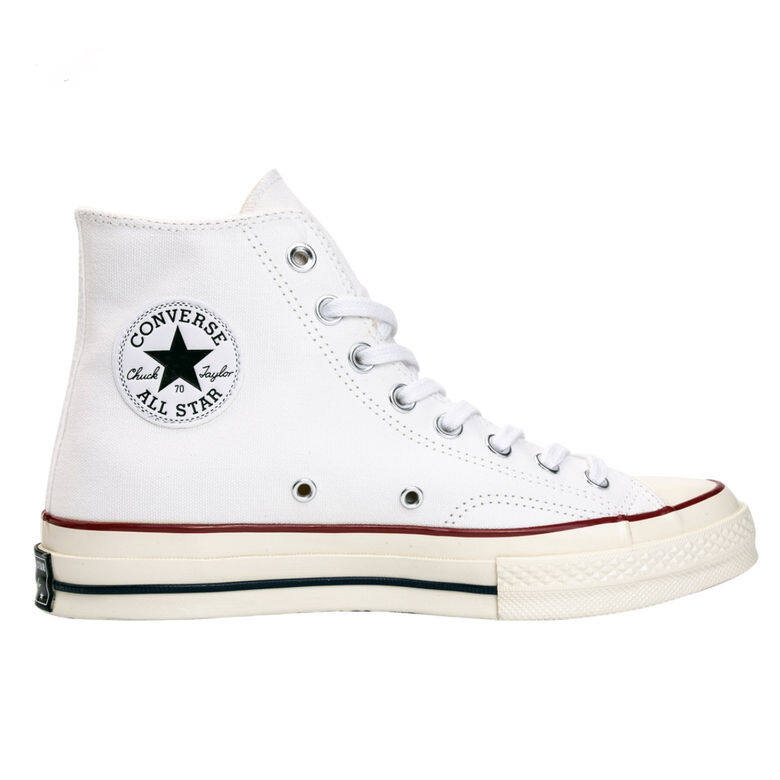 經典的Converse Chuck Taylor帆布高筒白色波鞋，最初為NBA球員Chuck Taylors而設，後來因為功能
