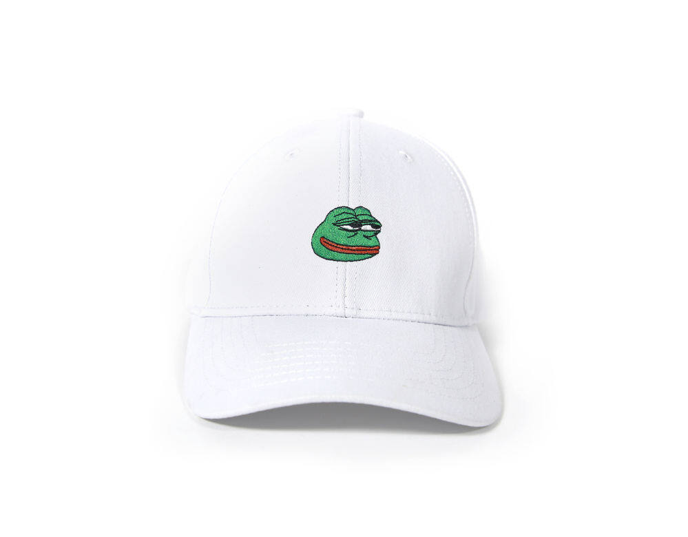 易配襯的黑色及白色cap帽，均繡了Pepe的樣子於正中央，而後方更印上「WE Love