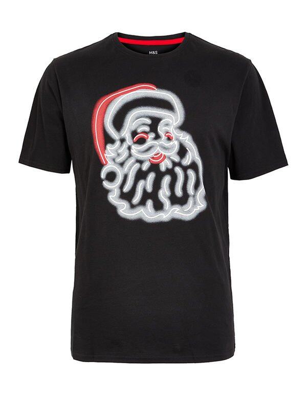 男人也可以舒舒服服窩在家中。同樣由Marks & Spencer推出的Cotton Glow in the Dark Santa Pyjama Top,令 男人也可以舒舒服服窩在家中。同樣由Marks & Spencer推出的Cotton Glow in the Dark Santa Pyjama Top,令