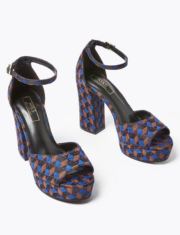 女生愛穿露指鞋，這款Marks & Spencer幾何圖案Platform露指鞋，利用啡、黑、藍，三色交錯的格