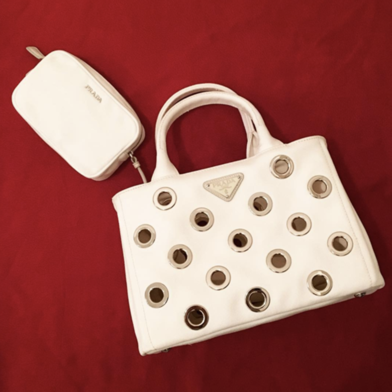 Prada Outlet 同樣售賣品牌過季款式,但由於款式選擇實在太多,所以深得很多旅 Prada Outlet 同樣售賣品牌過季款式,但由於款式選擇實在太多,所以深得很多旅