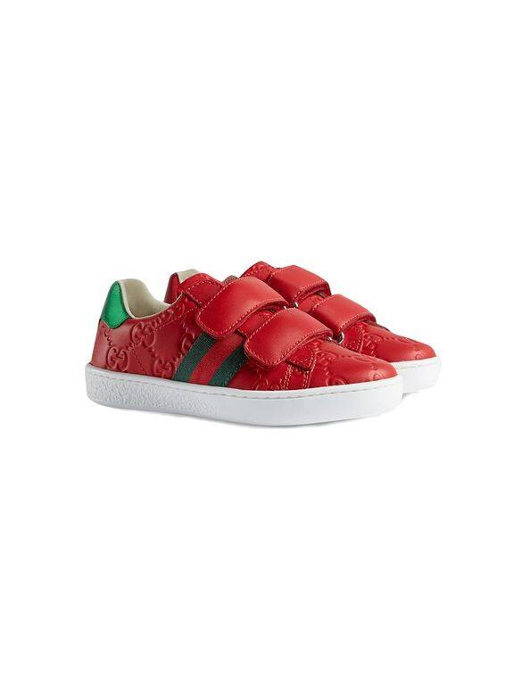 標誌圖案壓紋波鞋（$2,850 Gucci Kids, available at farfetch.com）