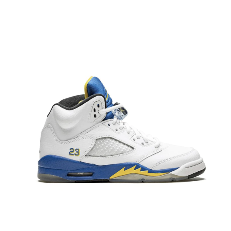 彩色藍球鞋（$1,495 Jordan, available at farfetch.com）