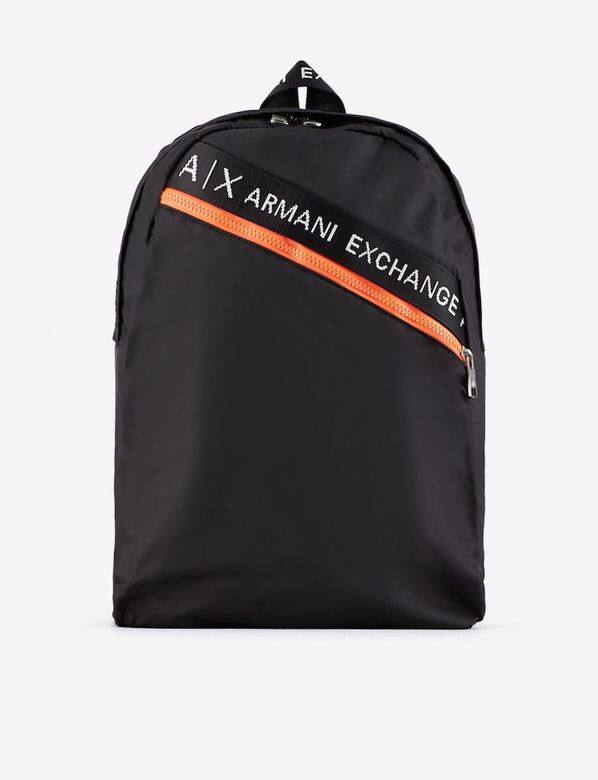 橙色拉鏈外袋和「Armani Exchange」logo條紋顯得非常突出。背囊的間隔非常實用,而且容 橙色拉鏈外袋和「Armani Exchange」logo條紋顯得非常突出。背囊的間隔非常實用,而且容